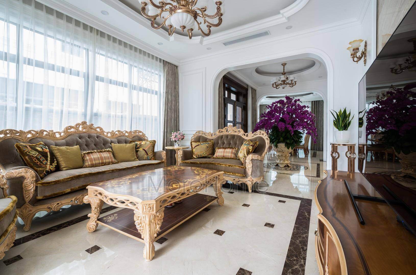 Nội thất tân cổ điển bao gồm bàn, ghế, kệ để tivi được làm từ chất liệu gỗ tự nhiên cao cấp, sofa nỉ, đá hoa cương đèn phê lê Chiêm ngưỡng các mẫu thiết kế phòng khách hot