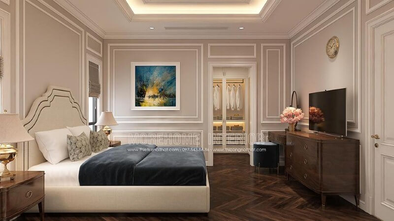Trang trí nội thất phòng ngủ tân cổ điển nhẹ nhàng, sang trọng với giường bọc nệm trắng, kệ tivi gỗ óc chó cao cấp. Thiết kế nội thất