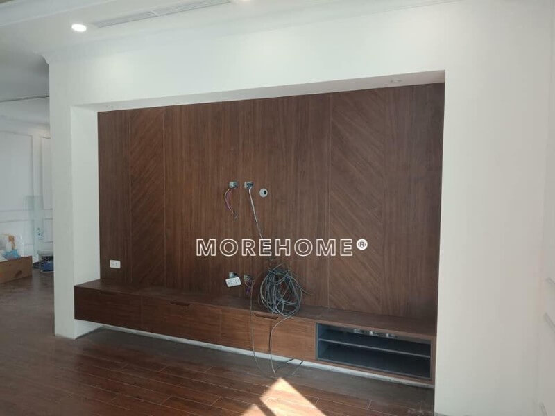 Morehome đã thiết kế và thi công nhiều công trình nội thất trọn gói tại chung cư An Bình city. Hình ảnh thi công nội thất phòng khách này được thi công bằng gỗ công nghiệp với kệ tivi hiện đại và vách gỗ ốp tường. Nếu quý khách có nhu cầu thi công hoặc thiết kế nội thất chung cư an bình city, vui lòng liên hệ Morehome để được tư vấn. Thi công nội thất phòng khách chung cư đẹp, tiện nghi và hiện đại