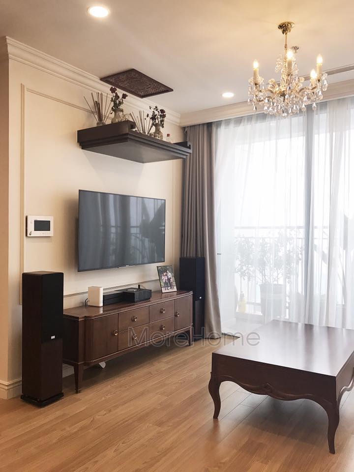 Thi công lắp đặt hoàn thiện sản phẩm kệ tivi gỗ óc chó kiểu dáng tân cổ điển cho căn hộ chung cư cao cấp Vinhomes gardenia Mỹ Đình Hà Nội Thi công nội thất phòng khách chung cư đẹp, tiện nghi và hiện đại